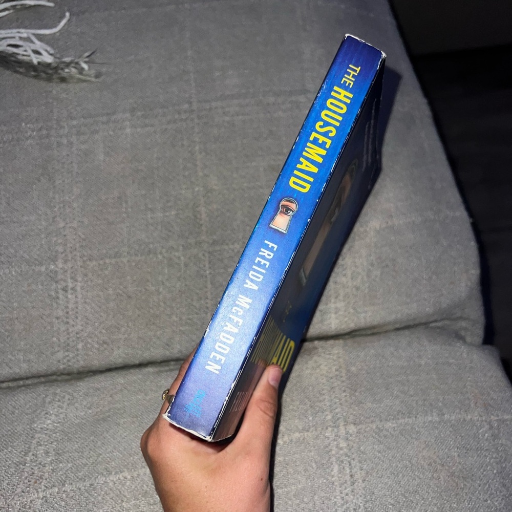 THE HOUSEMAID book - Picture 2 of 4